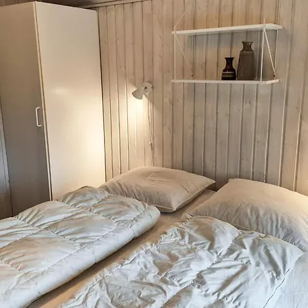 8 Person In Sydals-by Traum