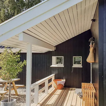 8 Person In Sydals-by Traum