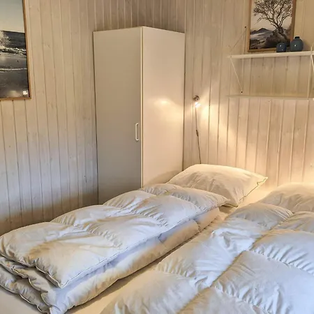 8 Person In Sydals-by Traum